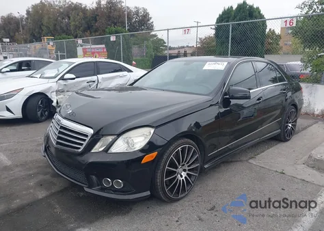 2010 Mercedes-Benz E 550 z USA, uszkodzony, nr VIN WDDHF7CB9AA031627